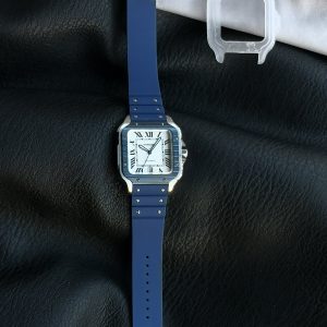 GF Special Recommendation: When it comes to square watches, the Cartier Santos is an absolute classic that cannot be overlooked. The WSSA0048 model stands out as a particularly distinctive piece within the Santos collection. The blue PVD bezel complements the blue dial perfectly, preserving Cartier's signature French elegance while adding a touch of vibrancy and modernity. With a case diameter of 39.8mm and a thickness of just 9.38mm, it offers exceptional comfort.Detailed touches include a crown set with a blue synthetic faceted spinel, adding a touch of refinement. A date display window is positioned at 6 o'clock. The Roman numeral hour markers and hands feature Super-LumiNova coating, ensuring clear visibility in low-light conditions.Powered by Cartier's in-house 1847 MC automatic movement, it delivers reliable performance for daily wear. Water resistance is rated to 100 meters. Overall, this Santos model appeals to wearers who value both brand identity and practical functionality in a timepiece.